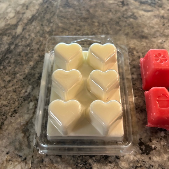 Handmade and scentsy peppermint Red and White Wax Melts - Picture 4 of 4